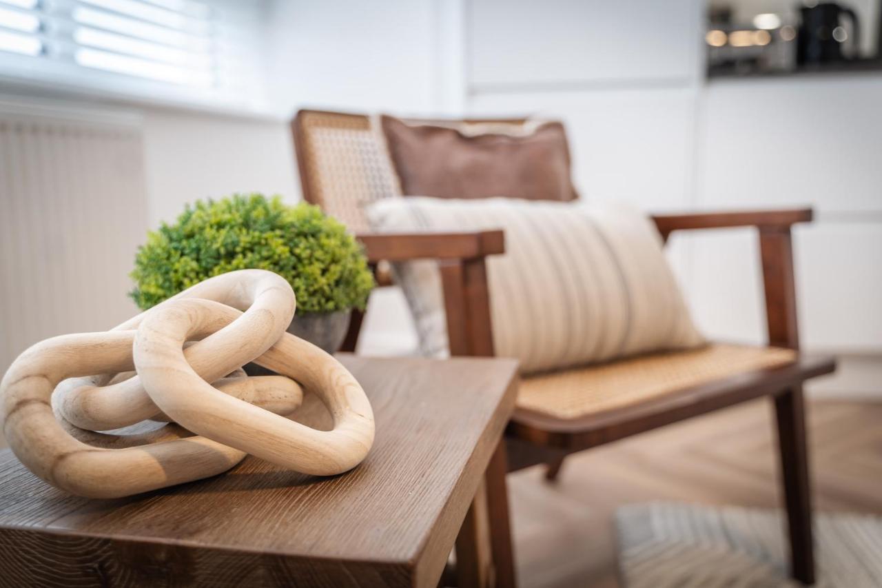 Royal House Stylish Apartments - เชสเตอร์ ภายนอก รูปภาพ